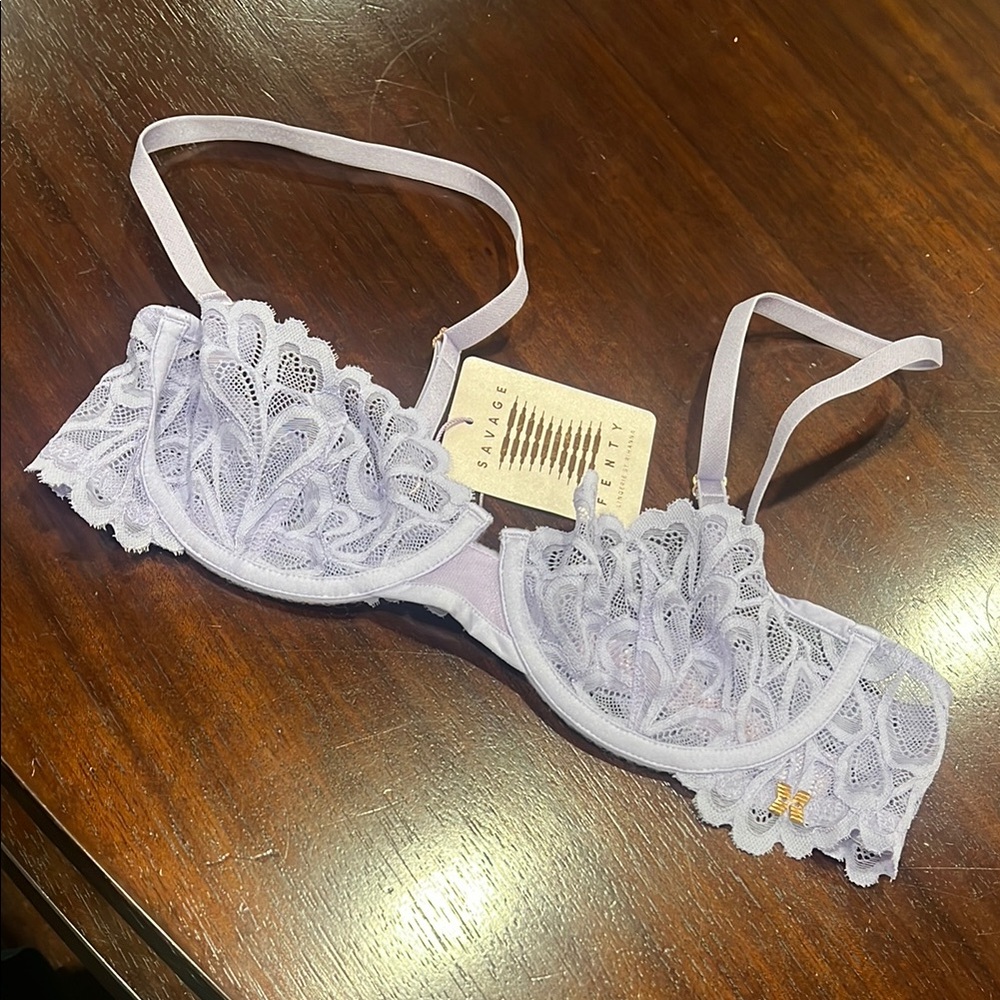 Elegant Lace Underwire Bra in Lavender